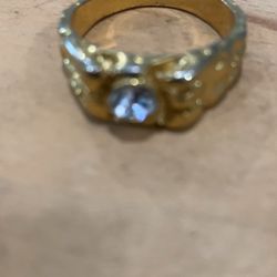 GOLD TONE NUGGET STYLE RING WITH CENTER CLEAR JEWEL