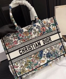 Embroidered tote bagni