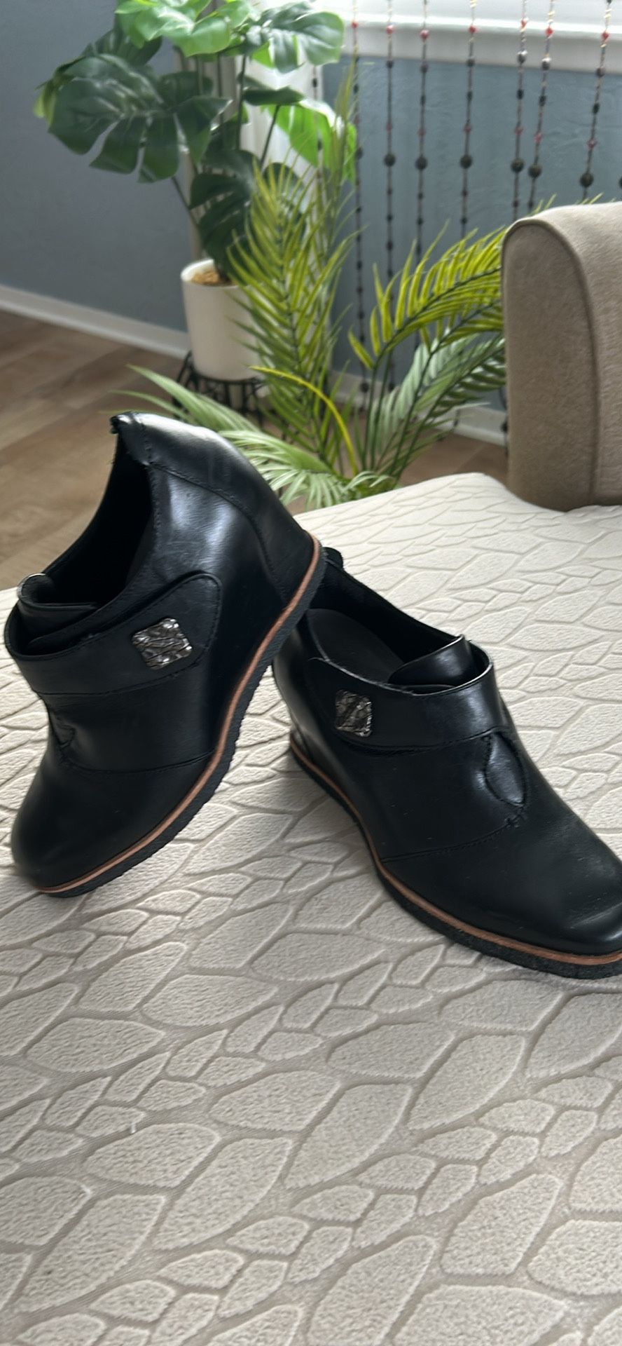 NWOT Women's Earth Hidden Wedge Blk Leather Sh