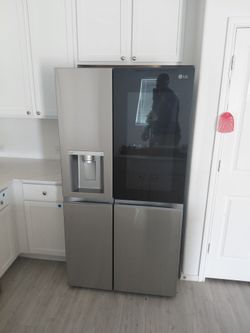 LG Side-by-Side Refrigerator with InstaView