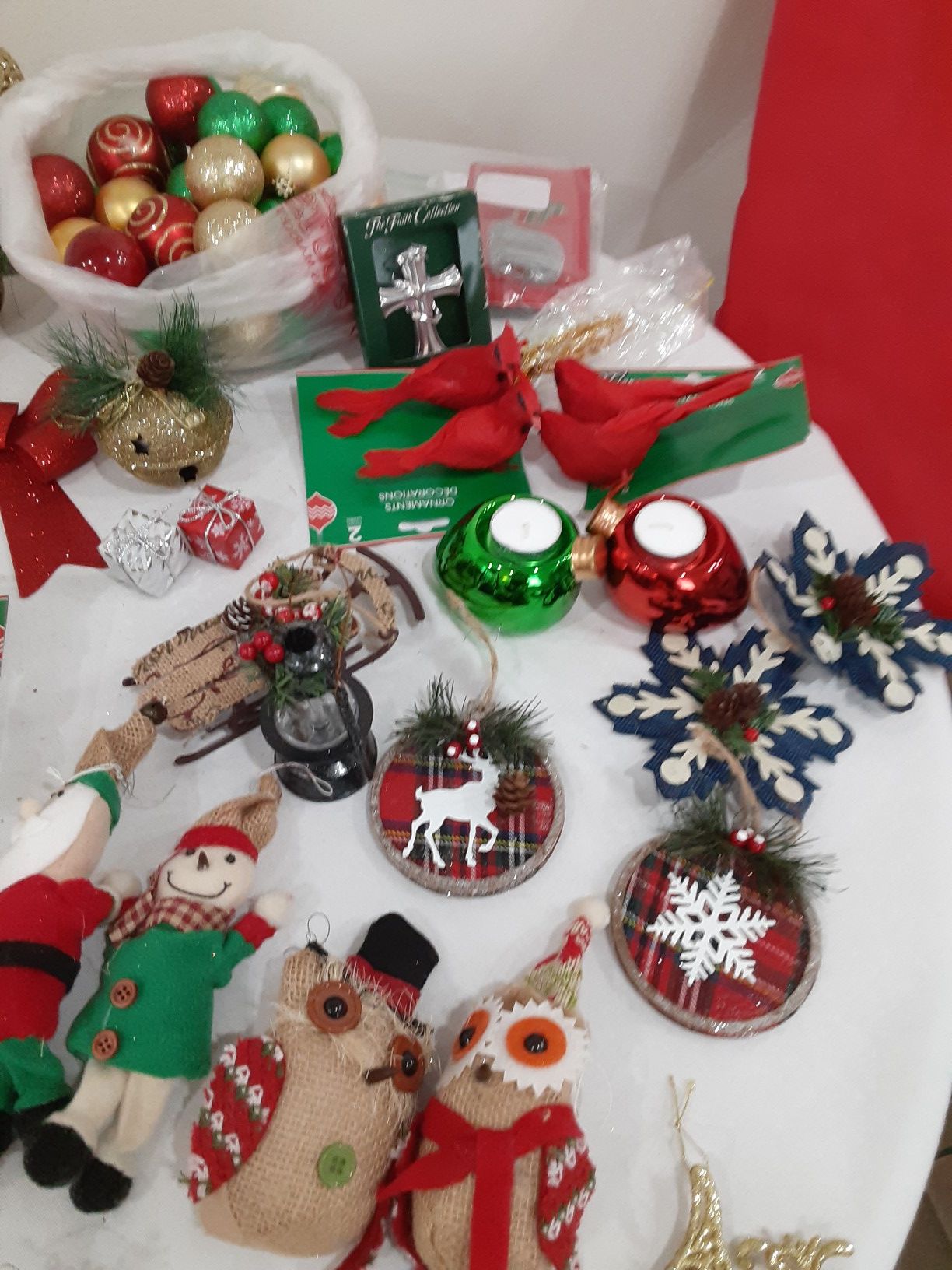 CHRISTMAS DECORATIONS / ARTS AND CRAFTS