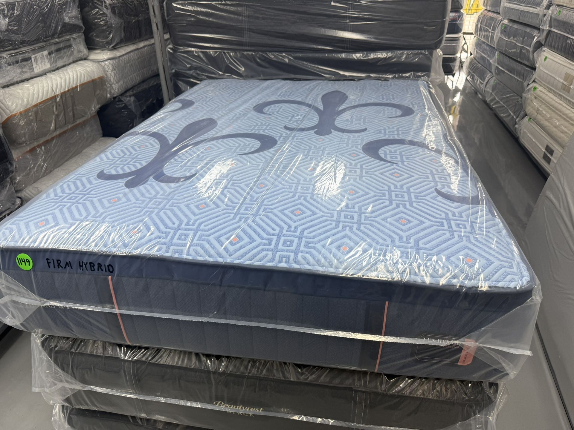 QUEEN SIZE STEARNS & FOSTER LUX ESTATE HYBRID (FIRM) MATTRESS & BOX SPRING BED SET