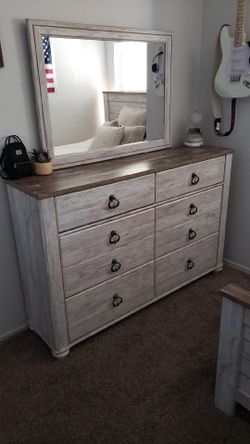 Queen bed with dresser/mirror