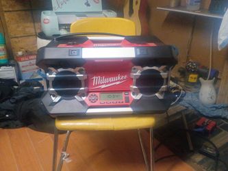 Milwaukee construction radio n charger