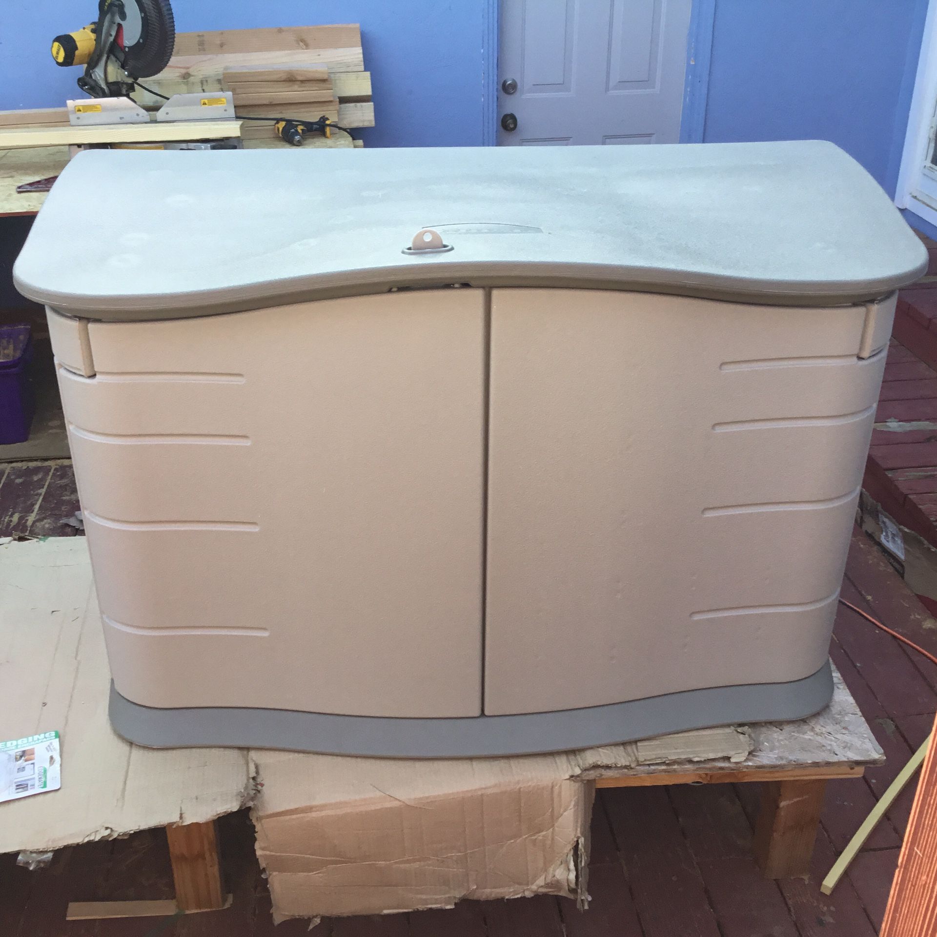 Rubbermaid Horizontal Outdoor Resin Storage Shed, Olive & Sandstone