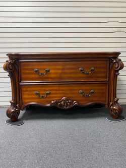 Acme Vendome Chest *damage*