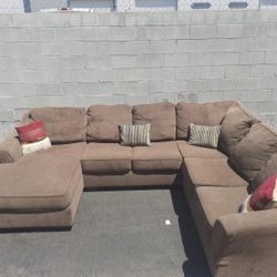 Huge Sectional Couch 🛋 3 Pieces,  Very Nice 