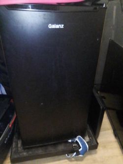 Fridge / I've maker, nail wax