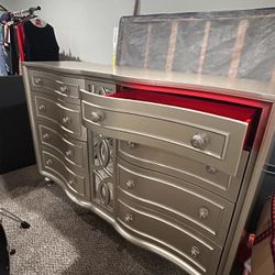 Queen Bedroom Set With Dresser, Mirror And 2 Night Stands 