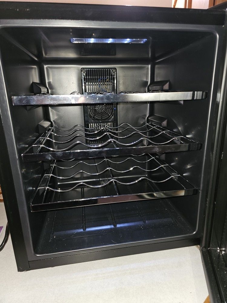 16 Bottle Wine Enthusiast Refrigerator