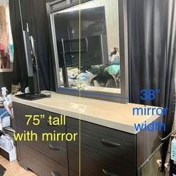 2 Nightstands, 2 Dressers & Mirror