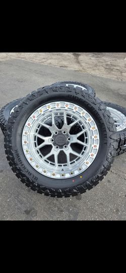 20" LOCK Commando w- 33x12.50R20 Tires