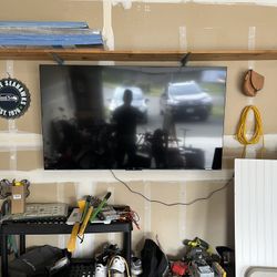 65” TCL Roku Tv With Wall mount 