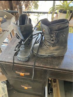 Black Lace-Up Snowboard Boots