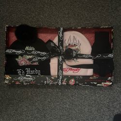 Ed hardy beanies and gloves set