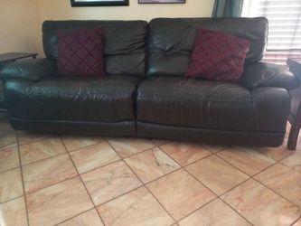 Sofa de piel y electrico  buenas condiciones
