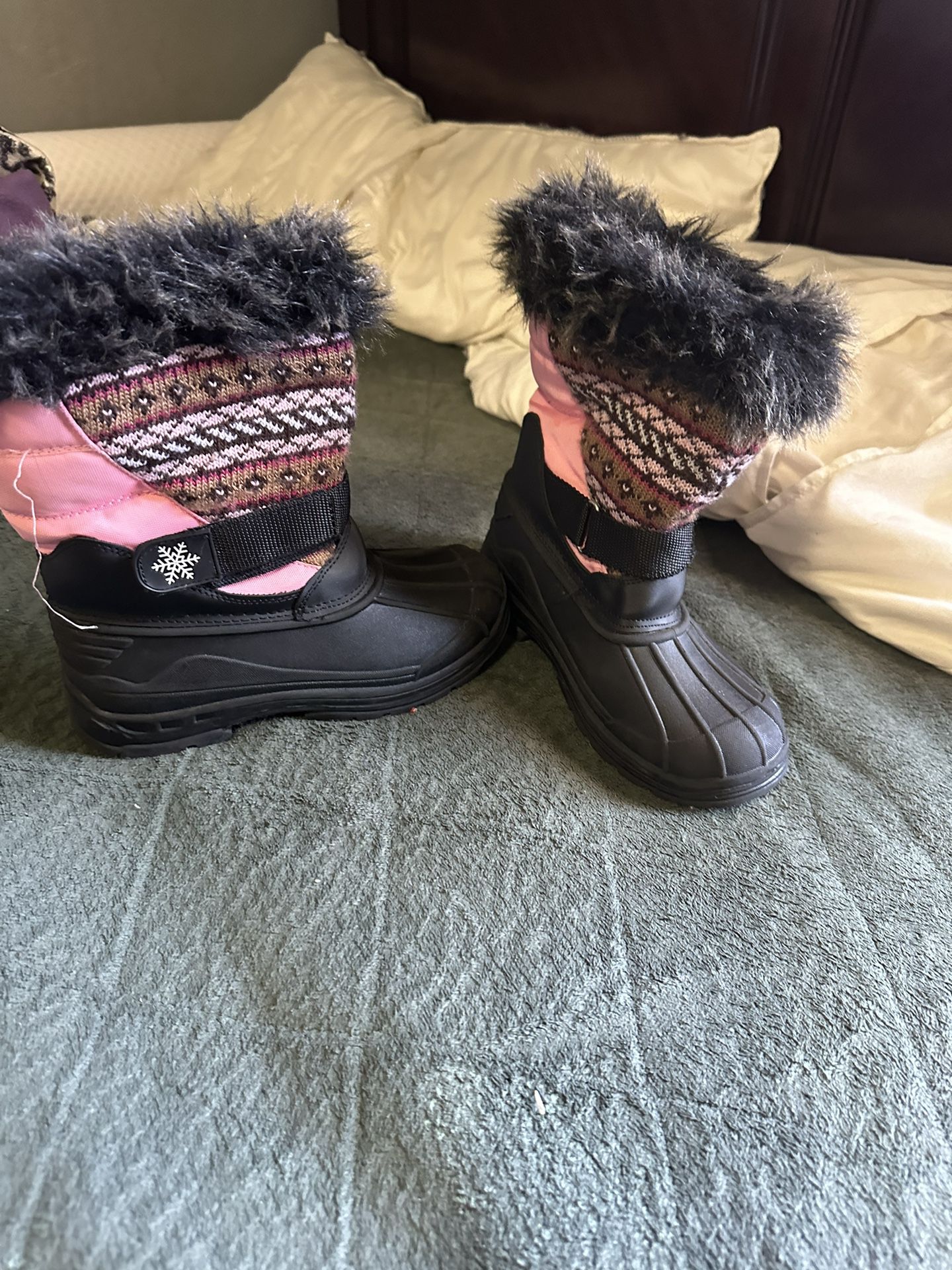 Snow boots and Good Condition Size 3 