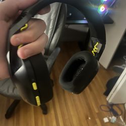 LOGITECH G35 headset And C920 PRO HD WEBCAM LOGITECH 