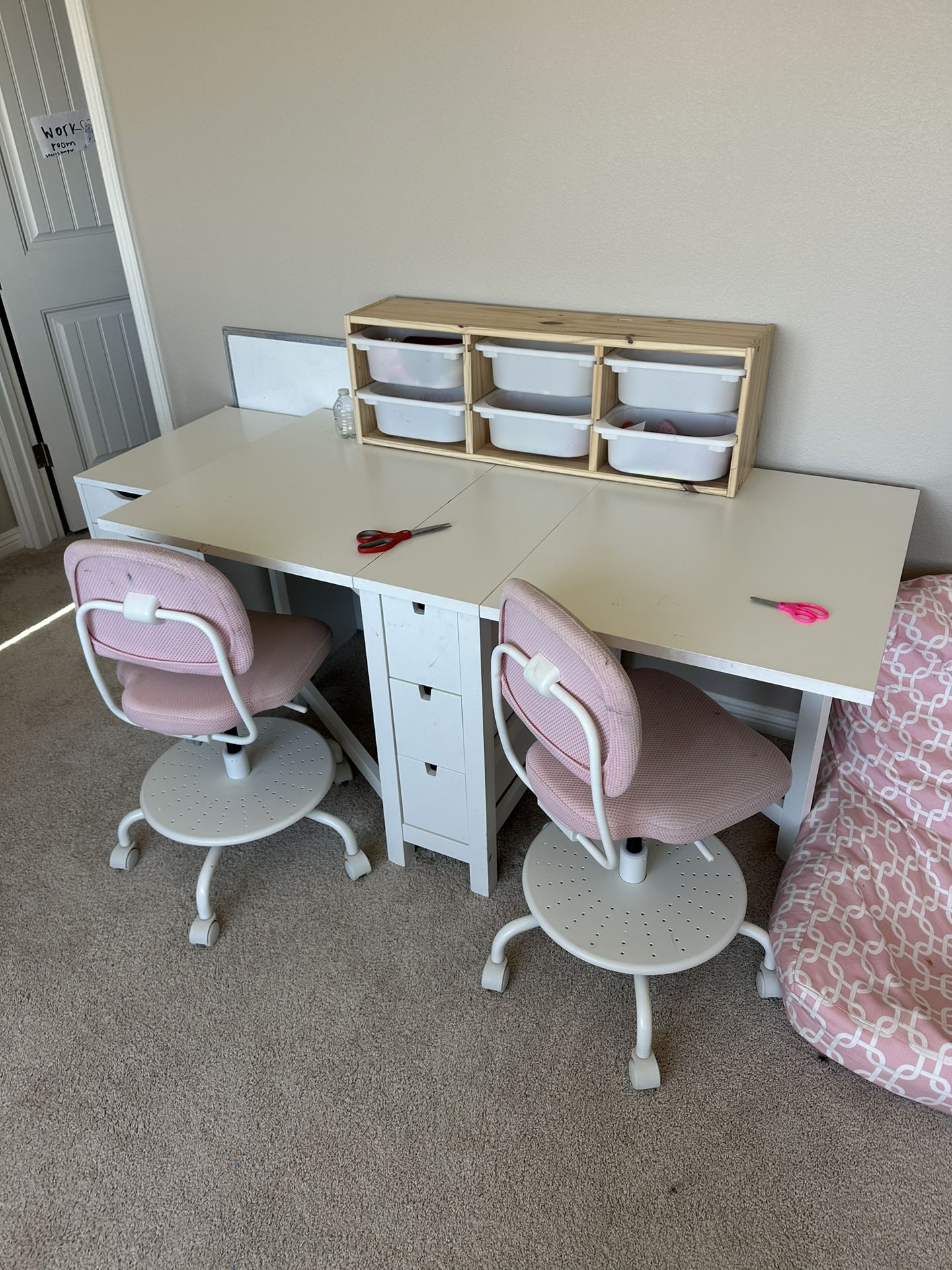 Children’s Desk And Chairs 