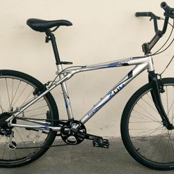 GT mountain Bike, medium frame size, wheel size 26in , fit riders 5'3"－6'1"height person"