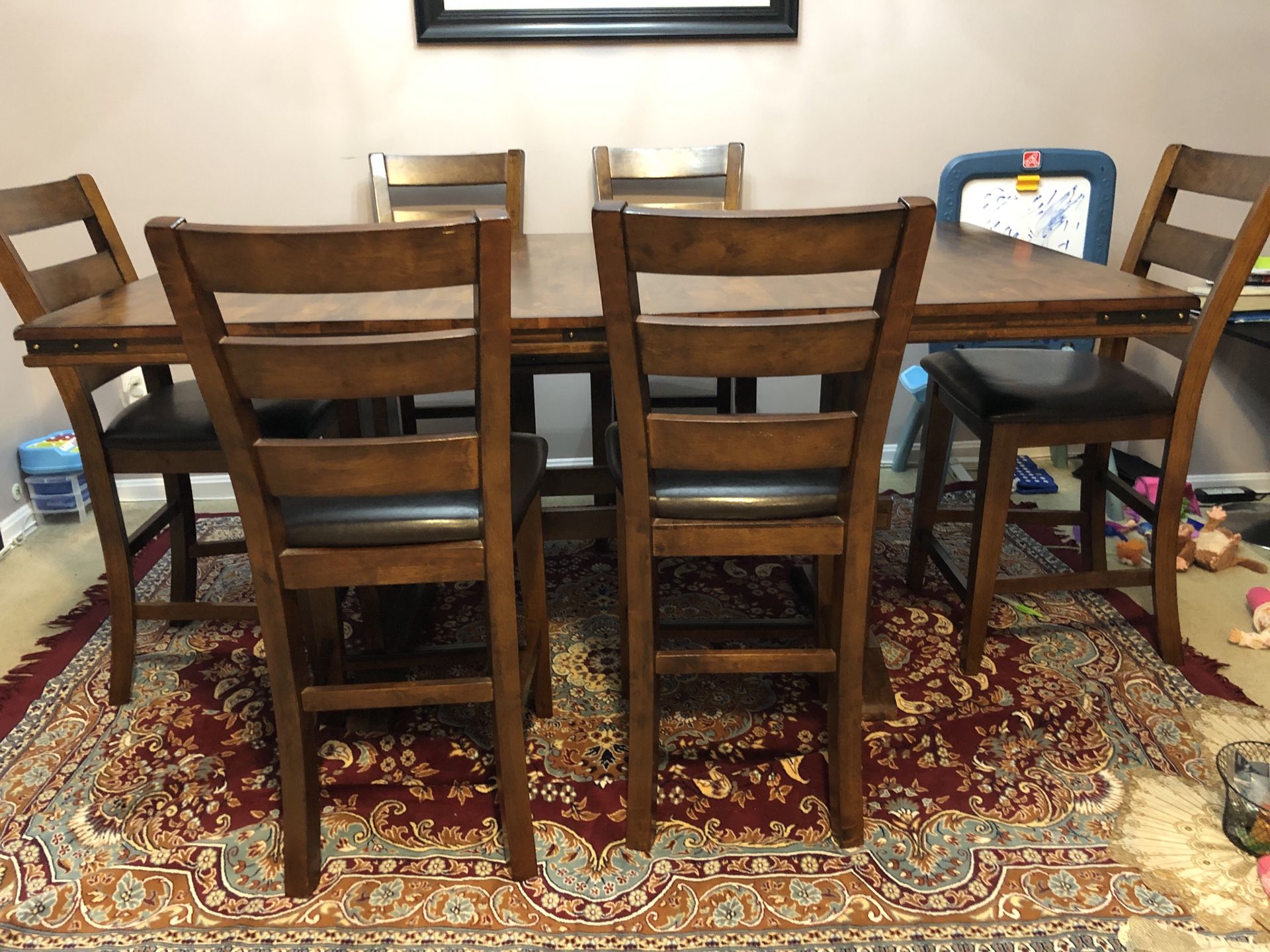 Dinning Table for sales. Look like brand new...