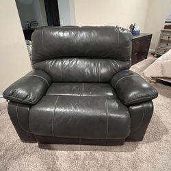 $1,300 Oversized Fine Leather Electric Recliner 