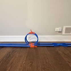Hot Wheels Wild Drive Drag Race Track Set with Two Cars and Dual Loop