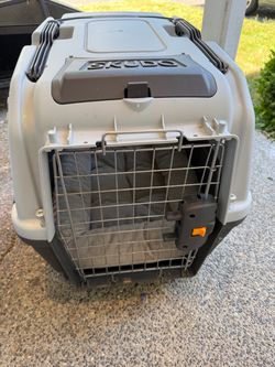 Skudo Pet Travel Carrier Crate and bowsers dog bed