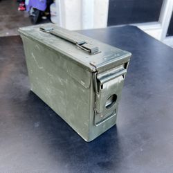 Vintage Metal Army Green Ammo Can Latch Storage Box!  11x4x7in