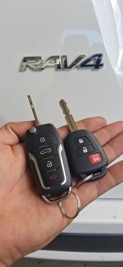 Car Keys And Remotes  / Llaves De Carro Y Controlles