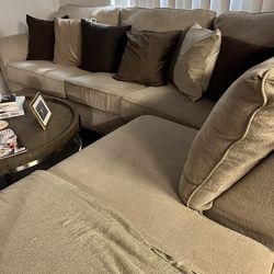 Chessington 2 Piece Sectional, 2 Lamps, 2 End Tables, Coffee Table