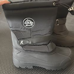 Snow boots size 5
