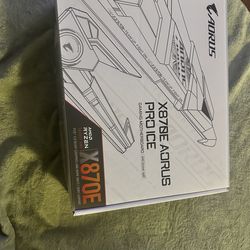 GIGABYTE X870E AORUS PRO ICE AMD AM5 LGA 1718 Motherboard, ATX, DDR5, 4X M.2, PCIe 5.0, USB4, WIFI7, 2.5GbE LAN, EZ-Latch, 5-