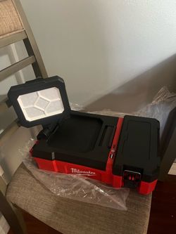Milwaukee M12 12-Volt Lithium-Ion Cordless PACKOUT Flood Light w/USB Charging