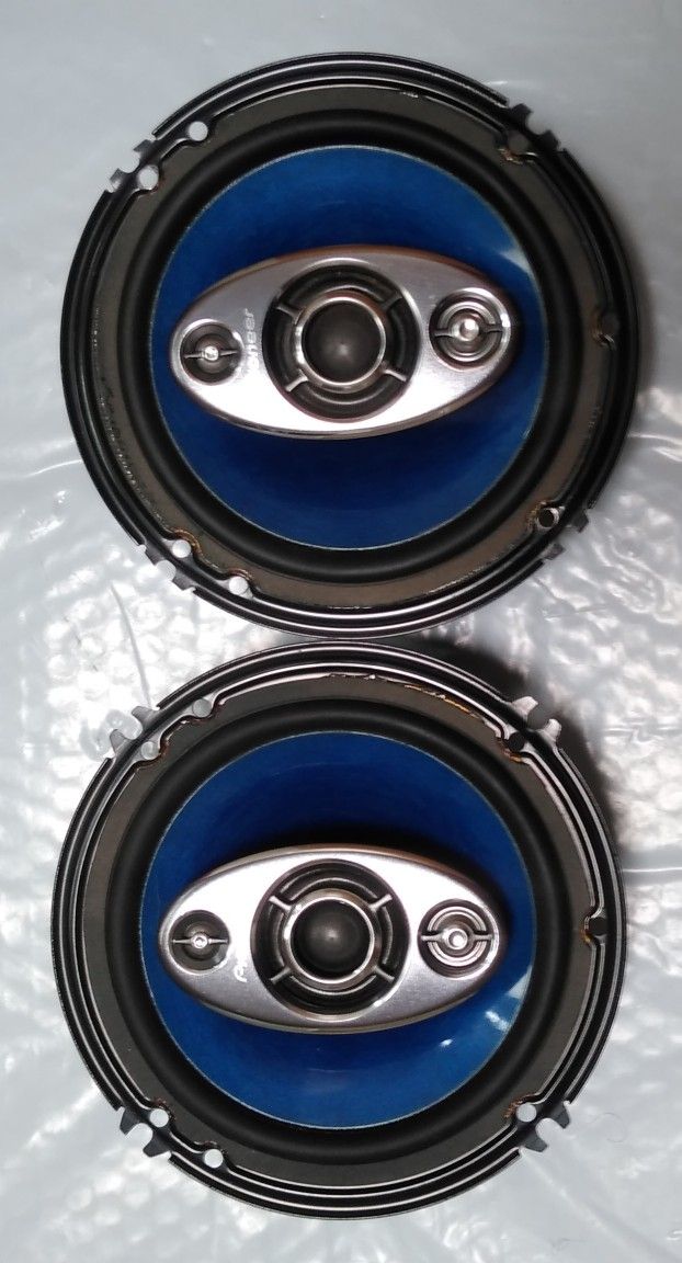 Pioneer TS-A1681R
6-1/2" 4-way car speakers
For 6-1/2" and 6-3/4" openings