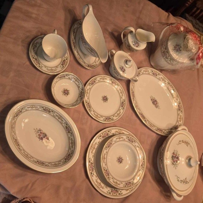 Royal Doulton Tableware LTD English Bone China circa 1978