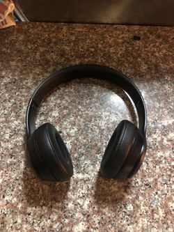 Like new ( used) beats wireless head phones