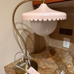 Retro scallop task lamp pink
