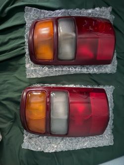 2000-2003 Chevrolet Suburban 1500 tail lights