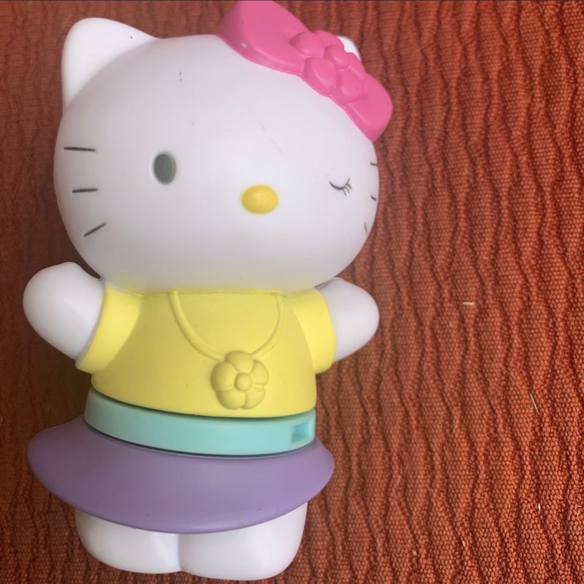 Sanrio McDonald’s HELLO KITTY spinning middle TOY FIGURE COLLECTIBLE. 3.5 “