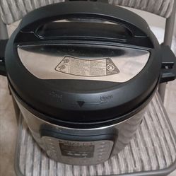 Instant Pot Pressure Cooker Made in Canada Great Condition