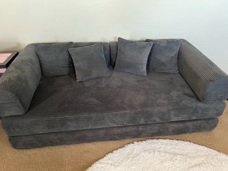 Sofa / Turns into twin beds / Queen bed