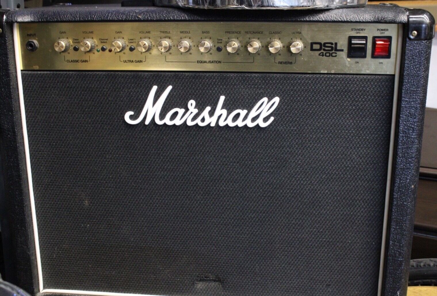 Marshall DSL40C Guitar Tube Combo Amplifier 1x12 - black / gold We also have Fender Yamaha Carvin Gibson Roland Peavey Behringer Boss