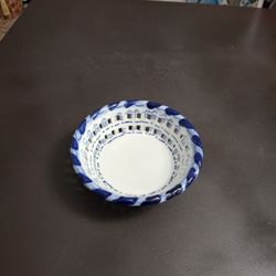Beautiful Trinket Bowl In Blue & White Porcelain Lattice Rope Design 5.25"W