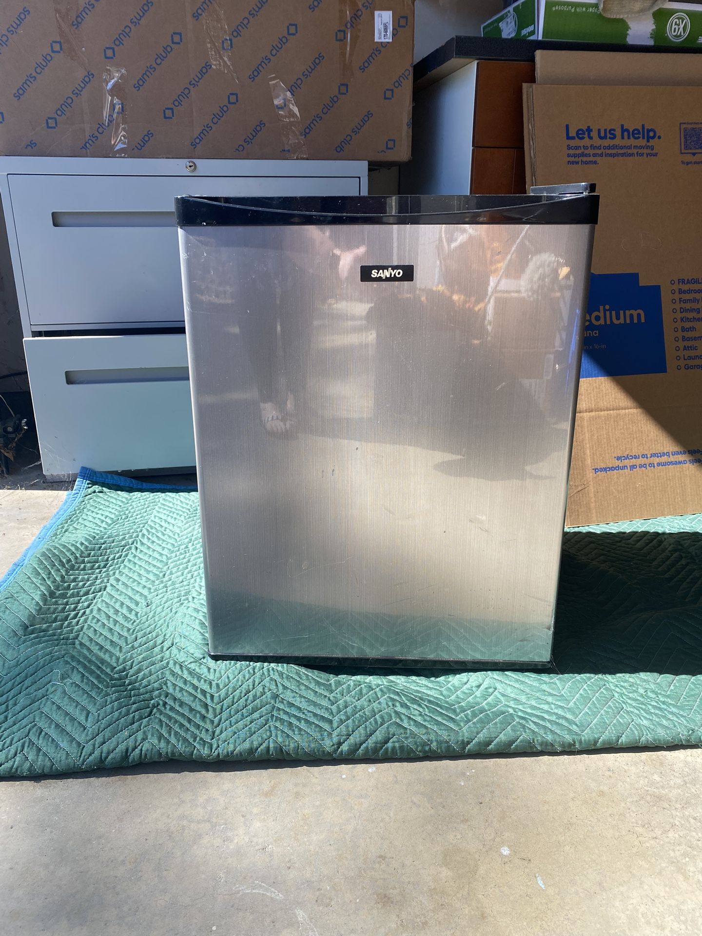 Sanyo Mini fridge