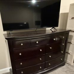 California King Bed With Dresser
