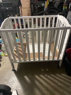 Dream On Me 3-in-1 Portable Folding crib and 3 inch mattress