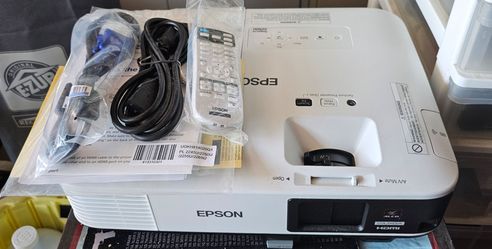 Epson Powerlite 2250u low use, near new, make offer!