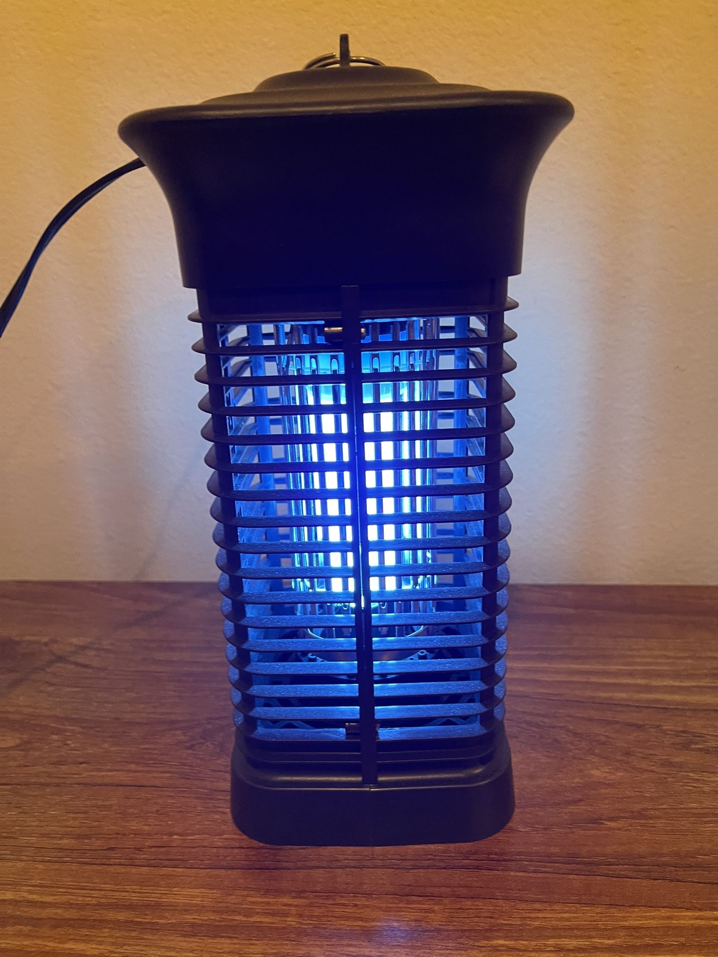 BRAND NEW Insect killer Attracts and kills mosquitoes, moths and other flying insects.WATT:15W