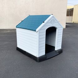$70 (New in box) Plastic dog house medium size pet indoor outdoor all weather shelter cage kennel 30x30x32”